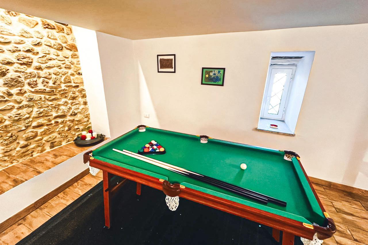 La sala biliardo intima al piano inferiore