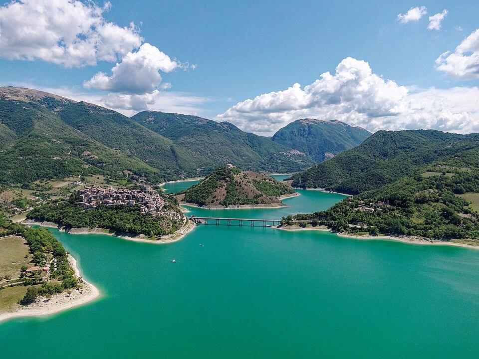 Vista panoramica del Lago del Turano