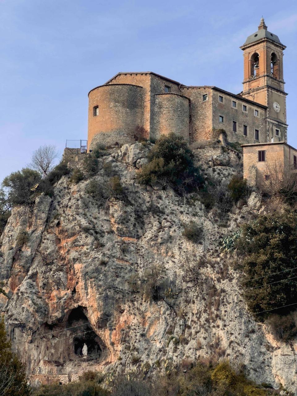 Il pittoresco borgo di Toffia arroccato sul colle